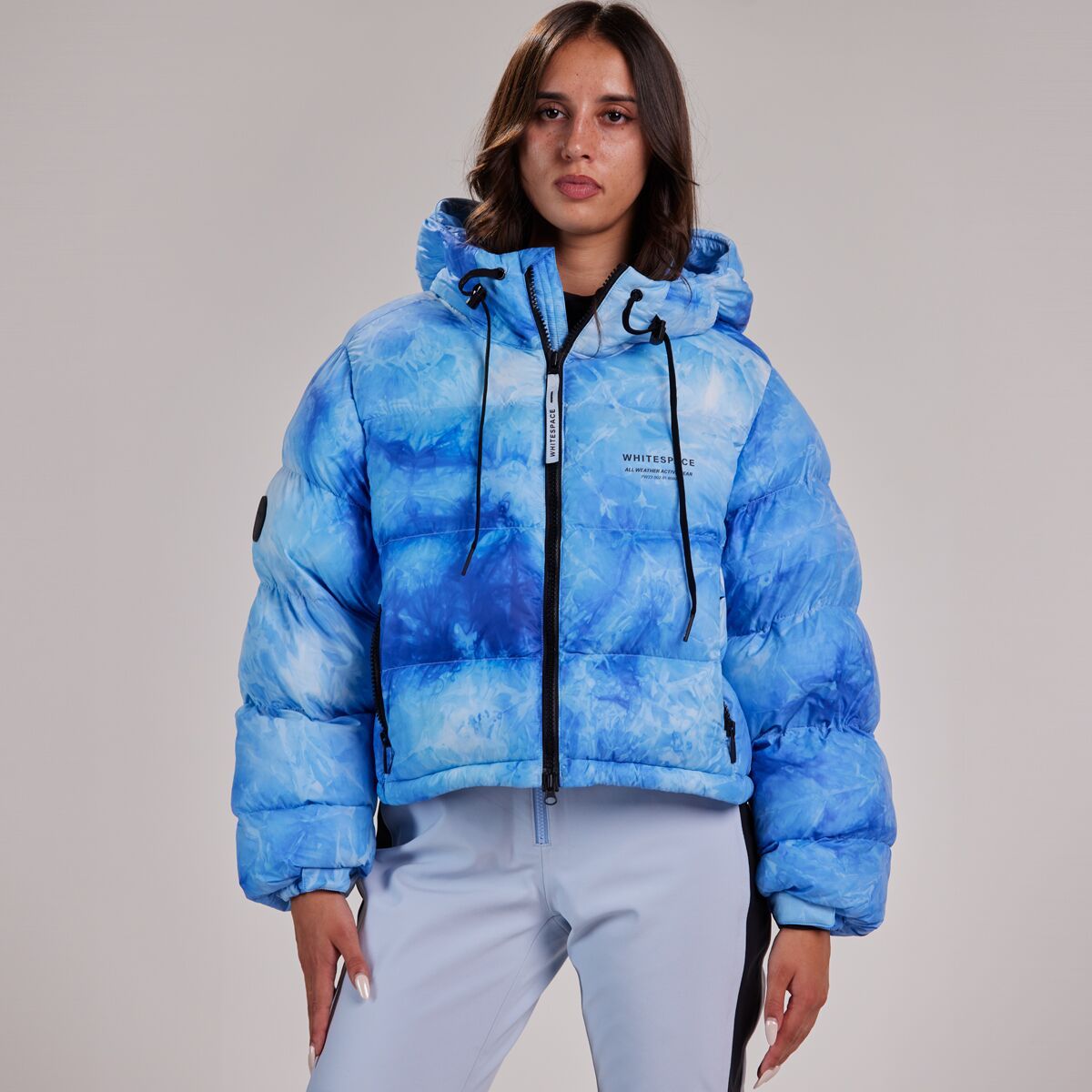 WHITESPACE Women's Cropped Puffer Jacket in Sky Blue Tie Dye - Size: XL